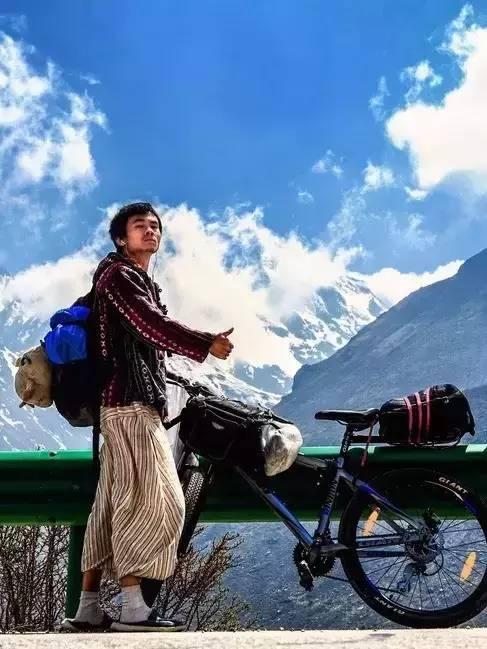 一人骑行穿越川藏线（一人一狗骑行川藏线）