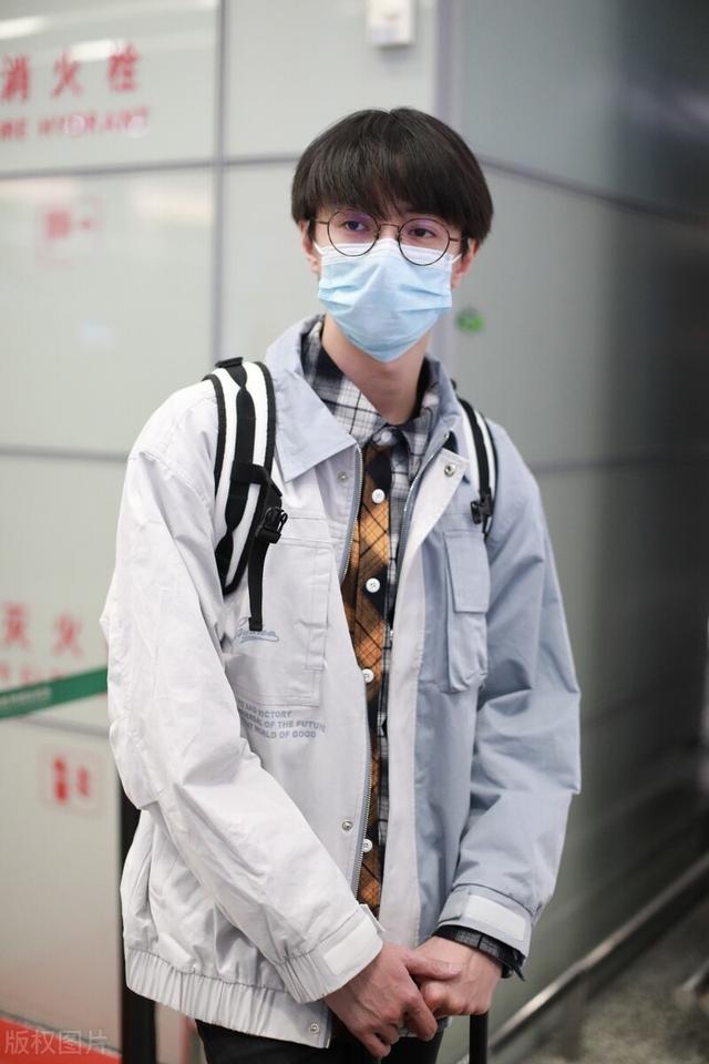 洪穿着一件衬衫和一件薄外套出现在机场。戴圆眼镜的学生视力很好。
