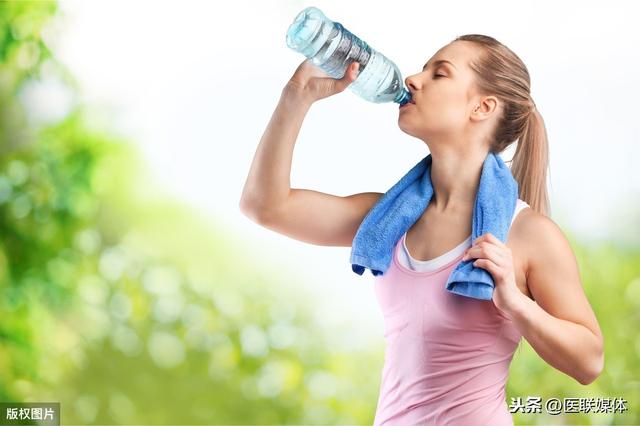 喝水时应该注意什么，喝水也要有技巧，3种大家常用的喝水方式，可能会“伤害”身体