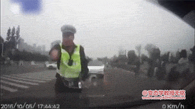 据说警察叔叔就这样拖走了2公里