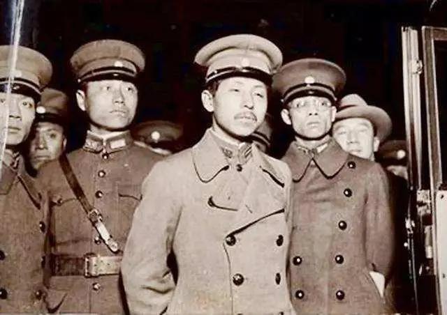 1990年张学良被释放，记者问他最想见谁，他竟说了位“汉奸”名字