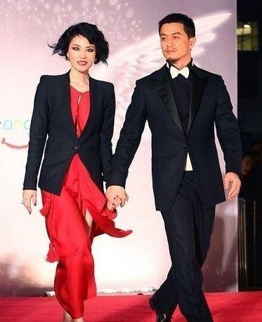 51岁李亚鹏再当爸！王菲“满脸的嫌弃”成全了老李“双重的幸福”