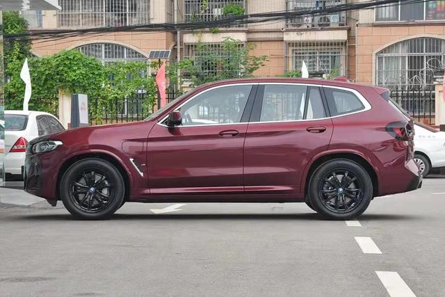 宝马ix3：外观运动，搭载286马力，续航500km，适合年轻人