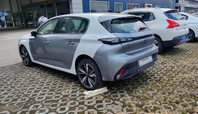 东风标致308白色车(东风标致30817款白色轿车)