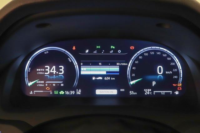 凯美瑞：外观好看，内饰有质感，搭载2.5L+E-CVT，适合家用