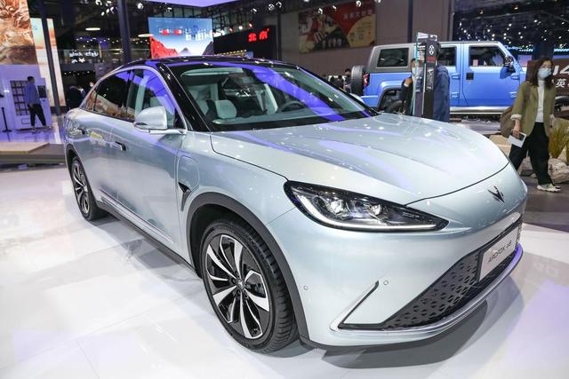 国产电车：极狐阿尔法S，续航可达708公里，颜值与实力并存