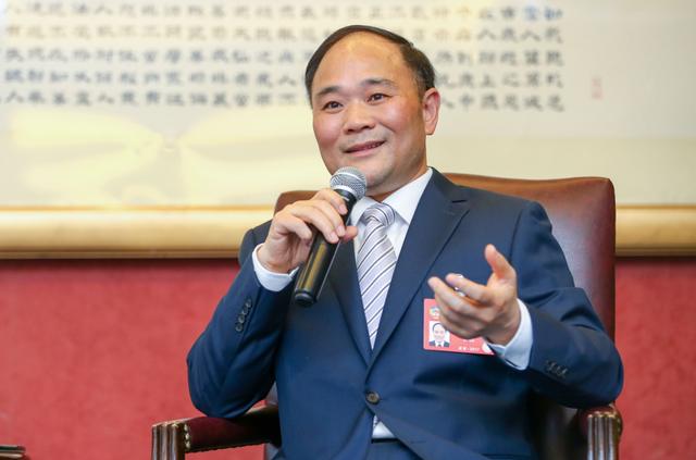 李书福放出大招，建议全面推广甲醇汽车，1公里2毛3分钟充满