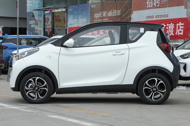 奇瑞新能源疯了，空间够宽敞/表现很优秀