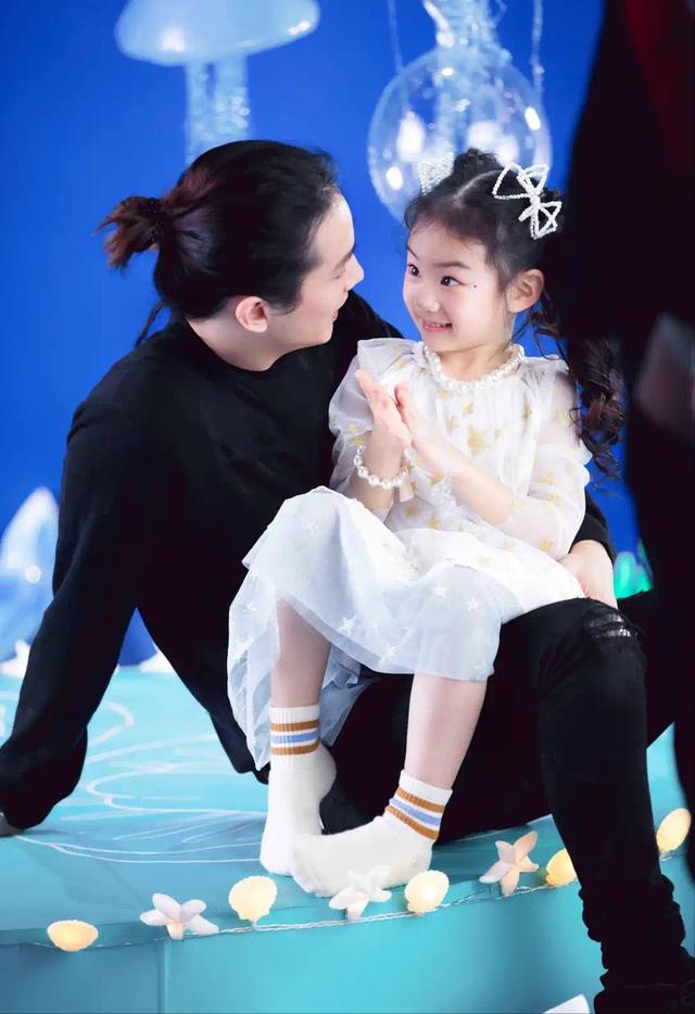 戚薇和lucky对比图片-星座梦城