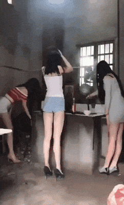 邪恶的美女动图：女朋友把闺蜜带来了，我需要做些什么呢？
