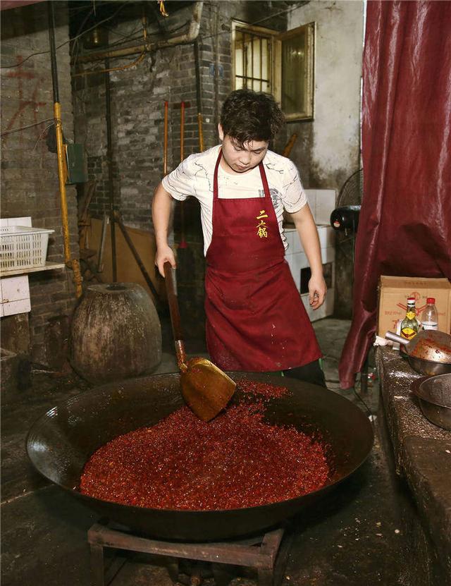 火锅店老板谭廷刚90年代就进入火锅行业,曾在朝天门附近的担担火锅摊