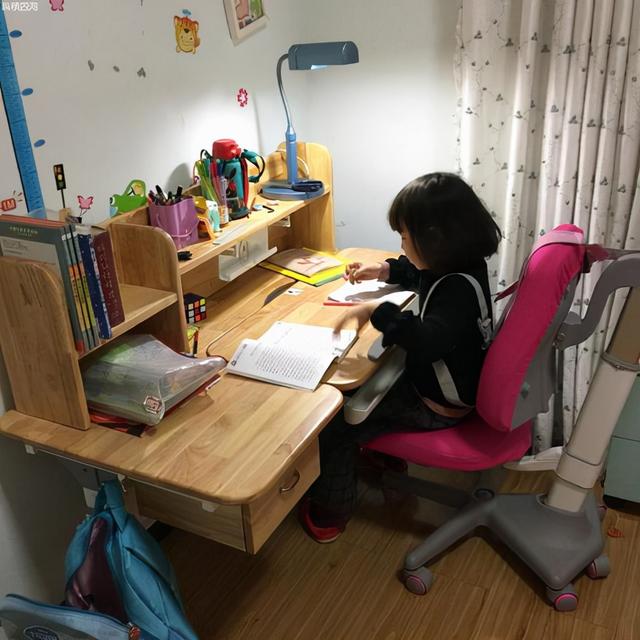 新房装修，孩子学习桌放在哪里最合适？听听“奖状墙”妈妈怎么说