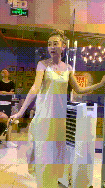 经典内涵gif图：比基尼小姐姐真好看