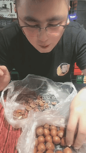 搞笑GIF趣图：孩子你这顿操作，让牛顿很没面子！