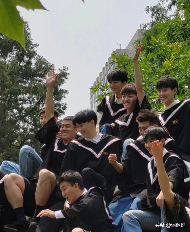 毕业照站位:王俊凯大学毕业照来了！打扮帅气，在站位方面，同班同学很够意思