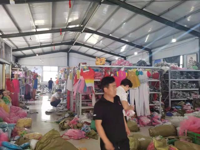 江南西涂鸦楼灵异事件:我们坐飞机转火车转老头乐，看到了真实的曹县