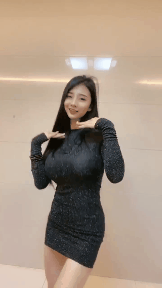 有点邪恶的美女动图：妹子，这是在面壁思过吗？