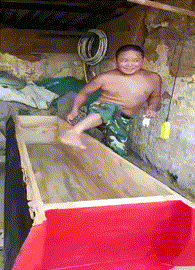 搞笑的GIF动态图：外卖小哥，你的福利来了