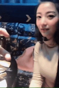 美女内涵GIF图片：姑娘你这样有点犯规啊！
