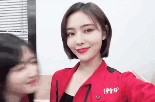 美女的内涵GIF图片：看见衣服的两个字了吗？这有两辆车，谁帮我养一下