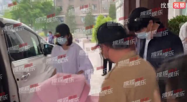 张若昀辟谣女儿小名:张若昀夫妇爱女首次曝光！跟妈妈外出超乖巧，浑身肉乎呆萌十足