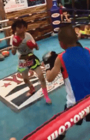 搞笑的动态图GIF：羞涩的眼神，难言心中的喜悦