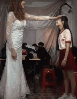 爆笑的动图图片：天太热了，我不管，我就要脱光光