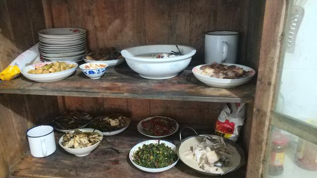 吃剩饭剩菜在农村是普遍现象，如果真有问题也就没人敢吃了