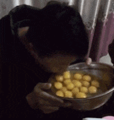 搞笑的动图GIF：隔壁老王正在赶来的路上！