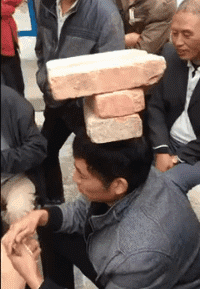 爆笑的GIF动态图：兄弟你这倒车入库挺熟练啊！