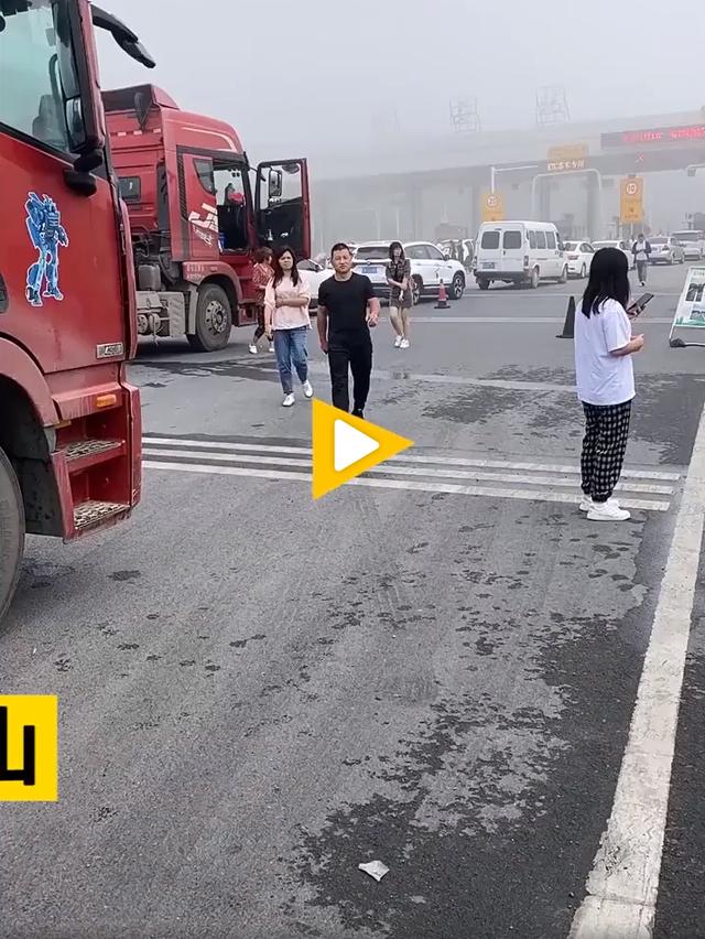 国庆高速堵车寸步难行，淡定车主掏出鱼竿钓鱼！一切在我意料之中