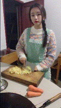 很有诱惑的美女动态图：妹子练得累不累啊！这翘臀不需要练了吧！