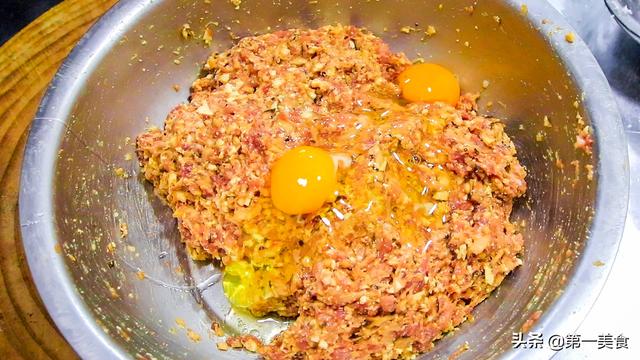 廚師長做的泡椒獅子頭，個大不鬆散，耐嚼有彈力，技巧全在這 美食頻道 第11张