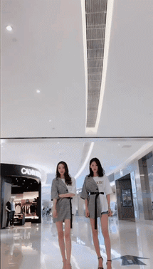 美女的邪恶动态图：走路带风的双胞胎，喜欢么？