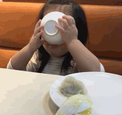 搞笑GIF动态图：谁也不能动我的水饺，瞅一下还在不在！