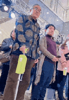 搞笑动态GIF图片：大爷无声装逼！