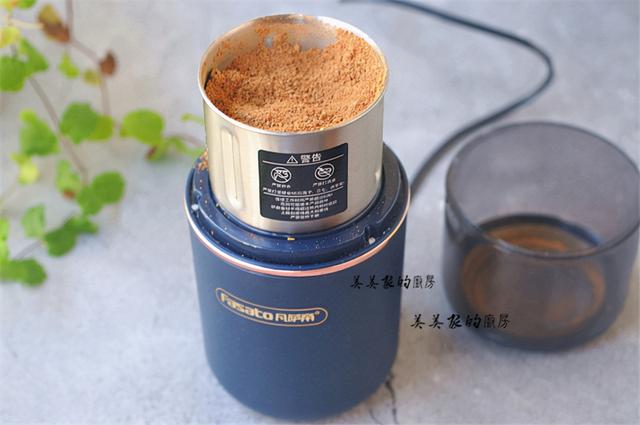 用花生和黄豆，做一道滋补小点心，蒸一蒸揉一揉，当早餐也特香