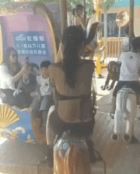 一波很大的美女GIF图片：一车的妖精，老衲等着收了你们呢！