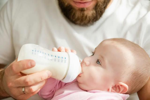 宝宝不吃奶嘴抗拒奶瓶，怎么办？15个技巧帮你轻松应对