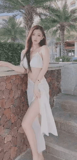 诱惑美女的动图GIF图片：大长腿比基尼小姐姐，真美！