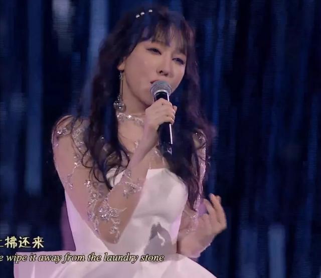 中秋晚会：周深背影好绝，撒贝宁唱歌憋笑，刘诗诗对不起这身衣服