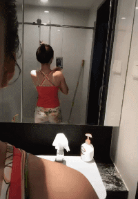 内涵妹子的GIF图片：红红火火的妹子给大家拜个早年！