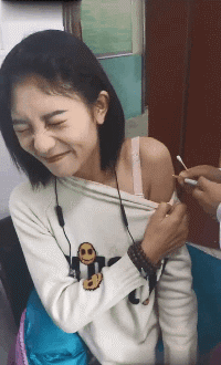 不一般邪恶的美女动图：老婆是娶回家了，一笑我腿就软