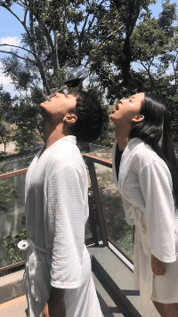搞笑的动态图：?大哥就你这样一玩，知道多少人想生女儿吗？