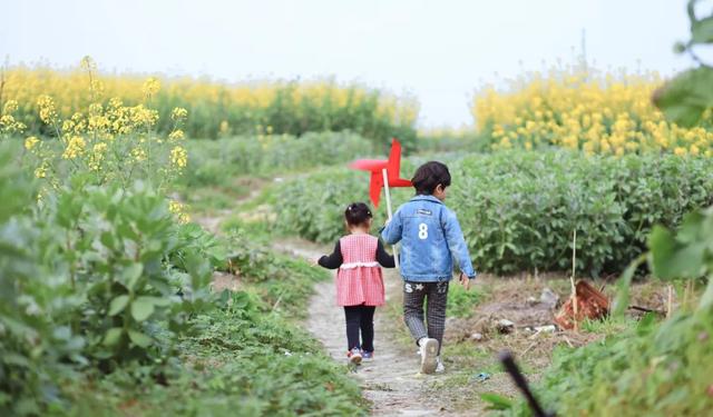 看到这对母子饭桌上的一幕，才明白为什么有的男孩注定受欢迎