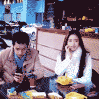 搞笑动态图：本来是很喜庆的场面，你一来搞笑就尴尬了