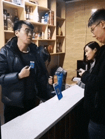 爆笑的动态图GIF：小妹妹，你的棒棒糖不错啊！
