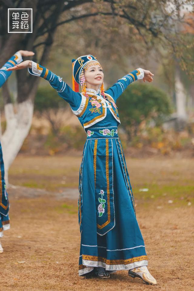 鄂温克族女子服饰图片