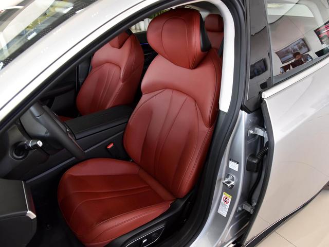 670km续航长途不慌，豪华行政级空间带快充，实拍小鹏汽车P7