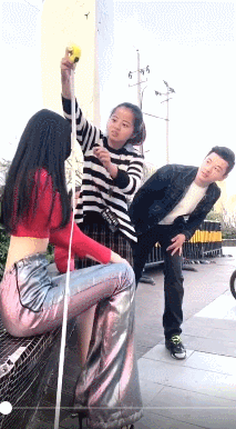 有点邪恶的美女动图：妹子，这是在面壁思过吗？